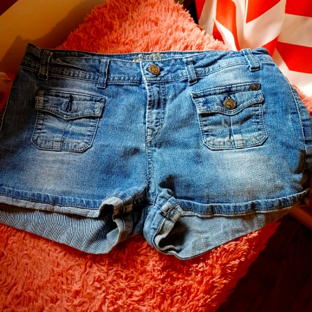 Distressed short shorts